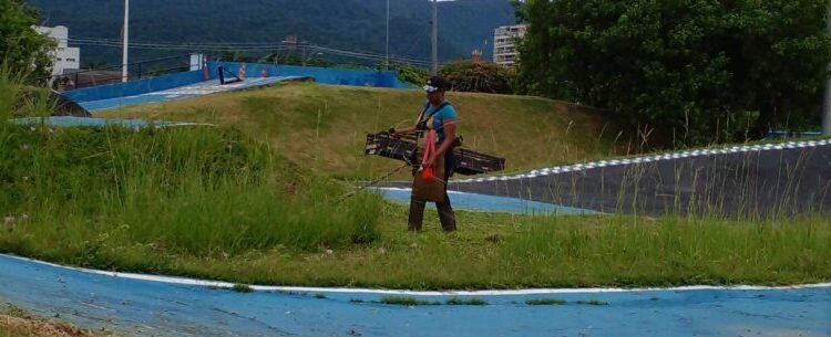 Equipes de limpeza da Prefeitura de Caraguatatuba atuam em ruas da região central