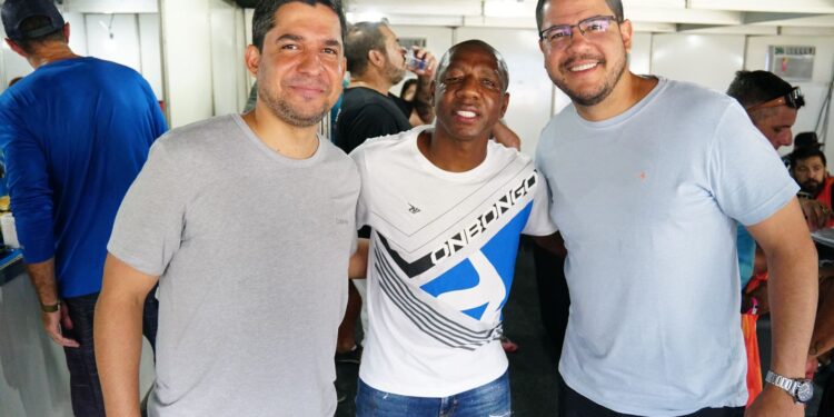 Tato Aguilar participa de jogo das estrelas do futebol em Caraguatatuba   