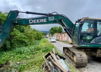 Prefeitura de Caraguatatuba faz limpeza em canal de drenagem no Jardim Tarumãs