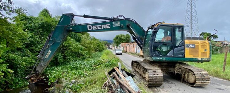 Prefeitura de Caraguatatuba faz limpeza em canal de drenagem no Jardim Tarumãs