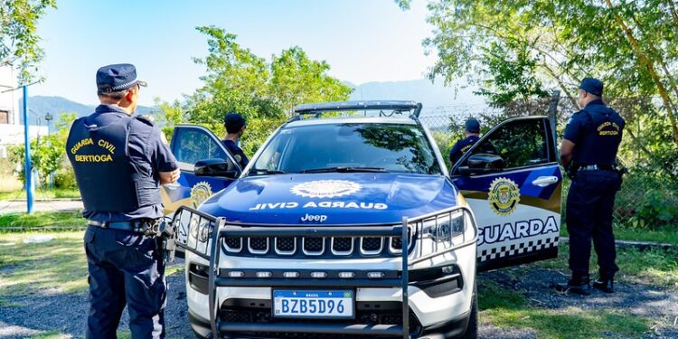 Homem é detido furtando portão e janela de casa no Indaiá