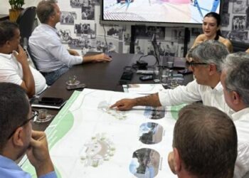 Prefeito Aguilar Junior recebe estudos para exploração turística dos Morros do Santo Antônio e Camaroeiro