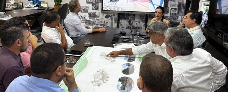 Prefeito Aguilar Junior recebe estudos para exploração turística dos Morros do Santo Antônio e Camaroeiro