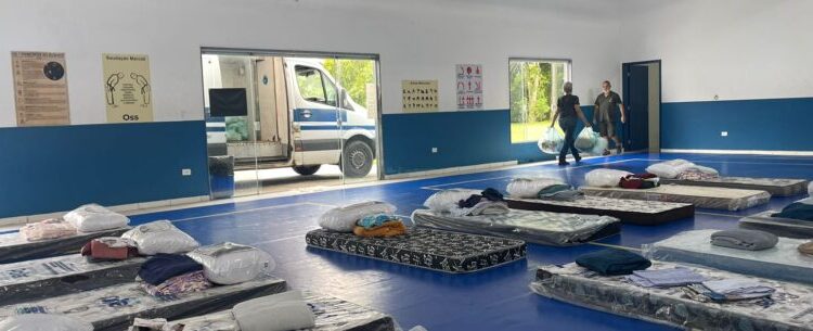 Prefeitura concentra dois locais de apoio e leva ajuda às famílias atingidas pelas chuvas