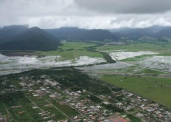 Chuvas de cabeceira e cheia do Juqueriquerê impedem drenagem e causam alagamentos nos bairros