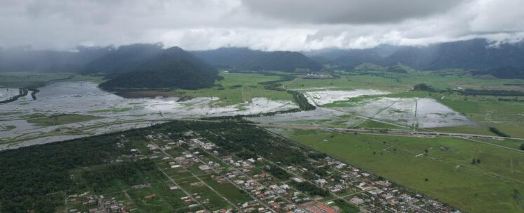 Chuvas de cabeceira e cheia do Juqueriquerê impedem drenagem e causam alagamentos nos bairros