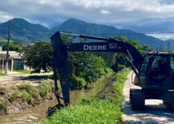 Prefeitura trabalha em limpeza de valas e nivelamento de estrada