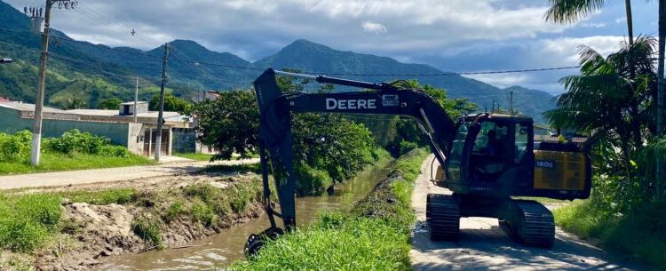 Prefeitura trabalha em limpeza de valas e nivelamento de estrada
