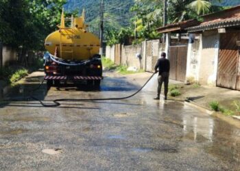 Prefeitura de Caraguatatuba realiza lavagem de ruas após chuvas