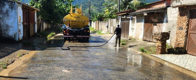 Prefeitura de Caraguatatuba realiza lavagem de ruas após chuvas