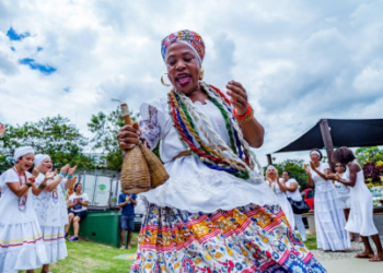 Museu das Favelas realiza a segunda edição do Abre-Caminhos recebendo a  lavagem com flores e perfume do Samba de Roda Nega Duda 