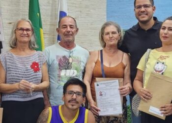 Prefeitura entrega licenças para artesãos habilitados para boxes remanescentes das Praças Diógenes e Antônio Fachini