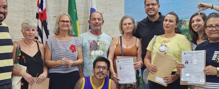 Prefeitura entrega licenças para artesãos habilitados para boxes remanescentes das Praças Diógenes e Antônio Fachini