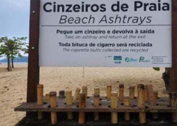 Prefeitura de Caraguatatuba instala nova placa na estrutura de cinzeiro na Martim de Sá