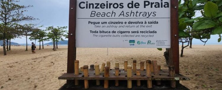 Prefeitura de Caraguatatuba instala nova placa na estrutura de cinzeiro na Martim de Sá