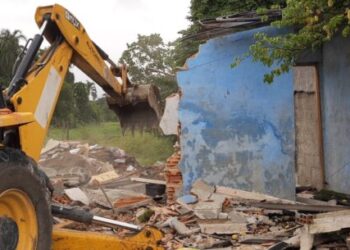 Prefeitura de Caraguatatuba demole obra irregular em Área de Preservação Permanente no Travessão