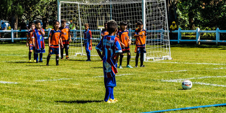 Bertioga abre inscrições para escolinha de futebol society em cinco categorias