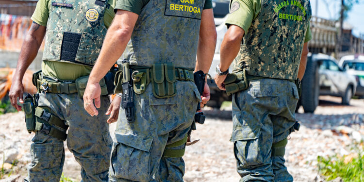 Construção em área com processo de regeneração ambiental é demolida em Bertioga