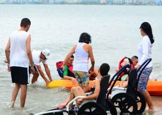 Praia Acessível é opção para idosos e PcDs no Carnaval em Caraguatatuba