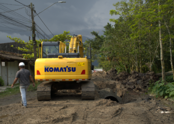 Obras contra alagamento chegam à metade das ruas e solo do Mangue Seco é preparado para pavimentação em Bertioga (SP)