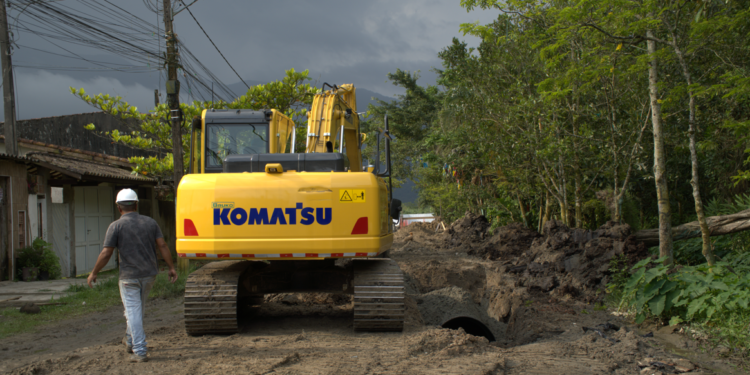 Obras contra alagamento chegam à metade das ruas e solo do Mangue Seco é preparado para pavimentação em Bertioga (SP)