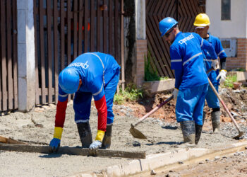 Ana Paula ganha em mobilidade e qualidade de vida com mais de 7 km de calçadas e obras contra alagamento, em Bertioga (SP)