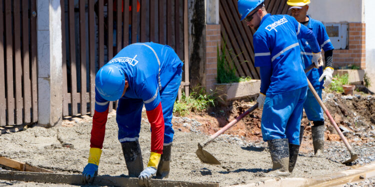 Ana Paula ganha em mobilidade e qualidade de vida com mais de 7 km de calçadas e obras contra alagamento, em Bertioga (SP)