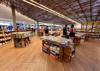 Feira do Livro Letrinha volta ao Serramar Shopping com centenas de títulos a preços populares