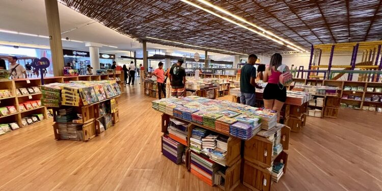 Feira do Livro Letrinha volta ao Serramar Shopping com centenas de títulos a preços populares