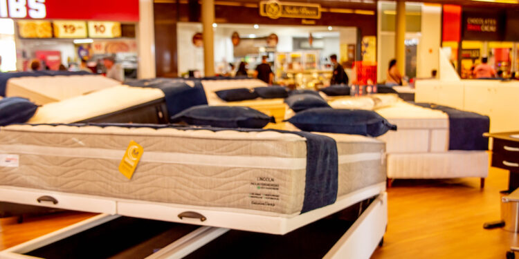 Feirão de colchões da Sleep House movimenta Serramar Shopping com ofertas e descontos especiais