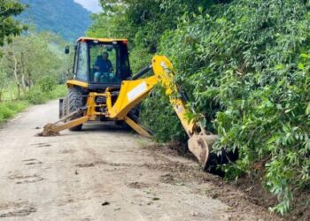 Prefeitura conta com força tarefa de limpeza e desassoreamento em valas de drenagem da Região Sul