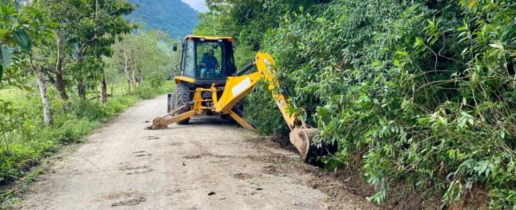 Prefeitura conta com força tarefa de limpeza e desassoreamento em valas de drenagem da Região Sul