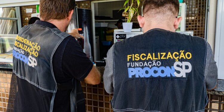 Procon realiza fiscalização durante Operação Verão em Bertioga