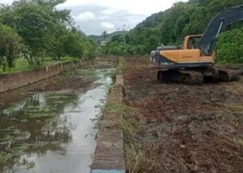 Prefeitura de Caraguatatuba faz limpeza do Rio Ipiranguinha para aumentar vazão de águas pluviais