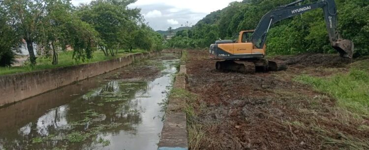 Prefeitura de Caraguatatuba faz limpeza do Rio Ipiranguinha para aumentar vazão de águas pluviais