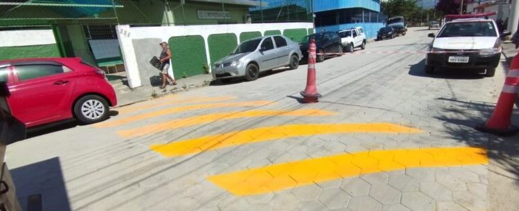 Prefeitura demarca lombadas próximas de unidades escolares no Morro do Algodão