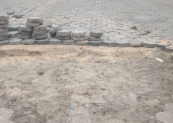 Nivelamento de via pública é feito pela Prefeitura de Caraguatatuba em rua do Porto Novo