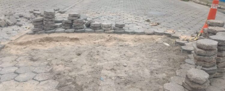 Nivelamento de via pública é feito pela Prefeitura de Caraguatatuba em rua do Porto Novo