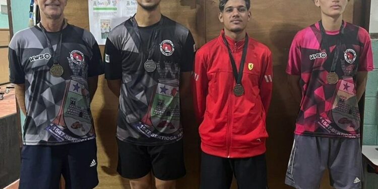 Torneio interno movimenta escolinha de tênis de mesa em Bertioga