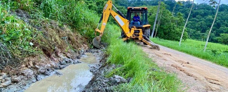 Rio Claro e Poço das Antas recebem serviços de limpeza e desassoreamento de valas