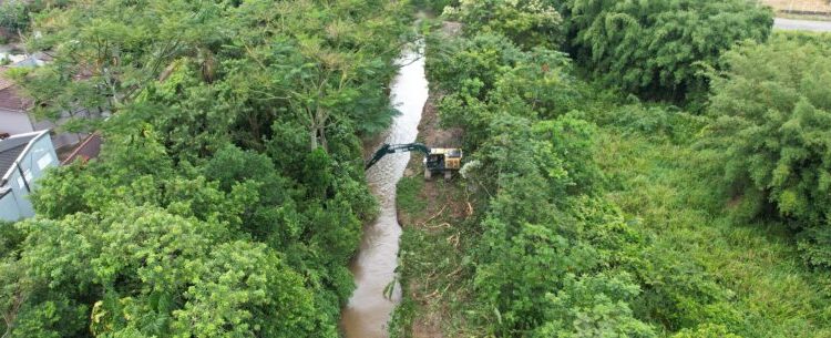 Prefeitura inicia desobstrução do Rio Capricórnio em caráter de urgência