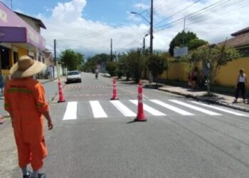 Prefeitura de Caraguatatuba revitaliza sinalização de solo em ruas do bairro Caputera