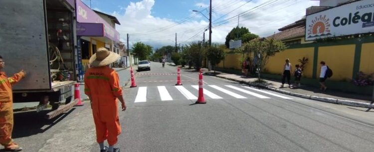 Prefeitura de Caraguatatuba revitaliza sinalização de solo em ruas do bairro Caputera