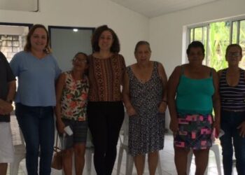 Prefeitura de Caraguatatuba realiza bate-papo sobre gestão de resíduos sólidos com moradores da Vila Dignidade