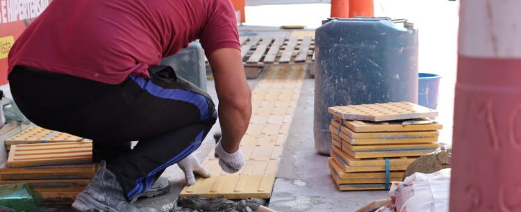 Prefeitura realiza obras da calçada acessível no Centro e instala piso tátil