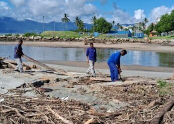 Após ressaca e chuvas de cabeceira, Prefeitura realiza força-tarefa de limpeza nas praias