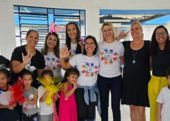 Projeto ‘Encantando com as Mãos’ traz música como ferramenta para ensino da Libras nas escolas municipais