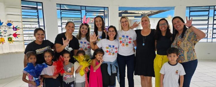 Projeto ‘Encantando com as Mãos’ traz música como ferramenta para ensino da Libras nas escolas municipais