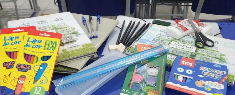 Prefeitura de Caraguatatuba inicia entrega de kit de material escolar aos alunos da rede municipal