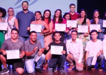 Prefeitura forma mais de 100 pessoas em cursos de idiomas e de comunicação para jovens